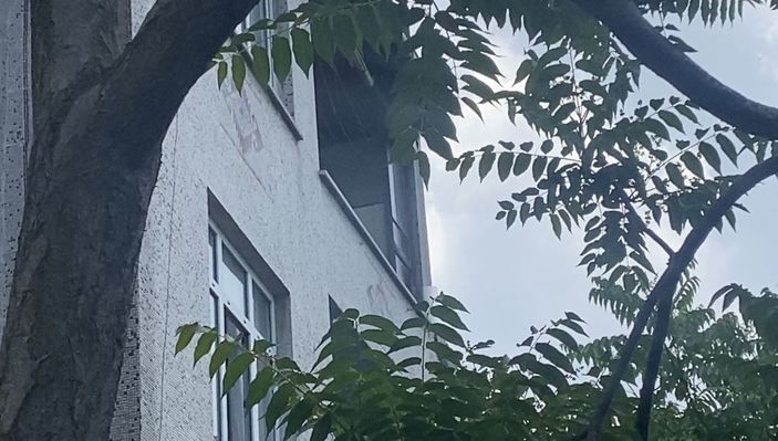 Beyoğlu’nda balkondan düşen genci ağaçlar kurtardı -6