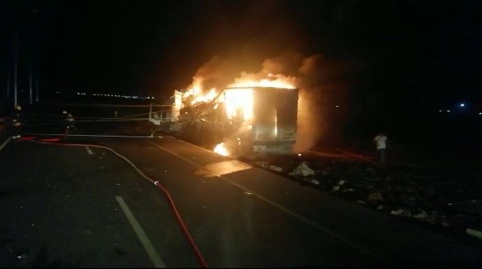 d Trafoya çarpan TIR, düşen elektrik telleriyle alev alev yandı -6