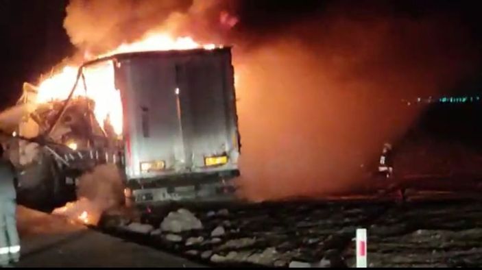 Trafoya çarpan TIR, düşen elektrik telleriyle alev alev yandı -5