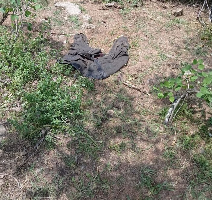 Bingöl'de ağaç dibinde insan ait kemikleri ve kıyafet bulundu -7
