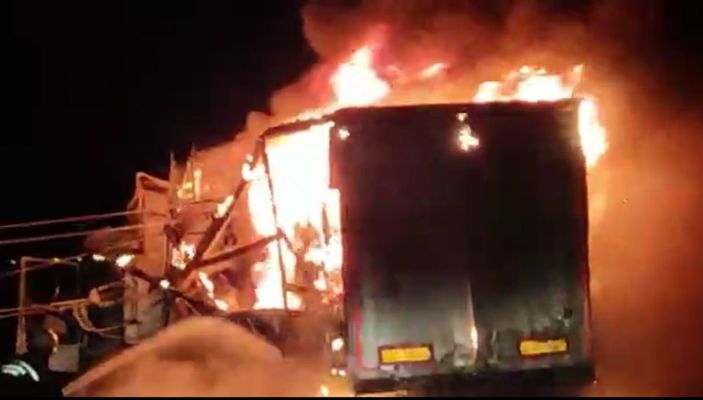 Trafoya çarpan TIR, düşen elektrik telleriyle alev alev yandı -4