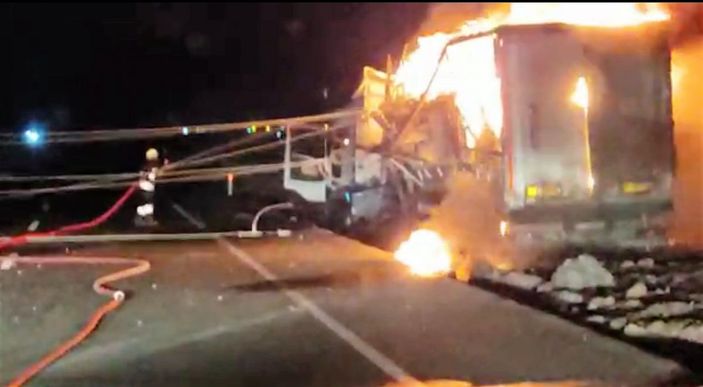 Trafoya çarpan TIR, düşen elektrik telleriyle alev alev yandı -1