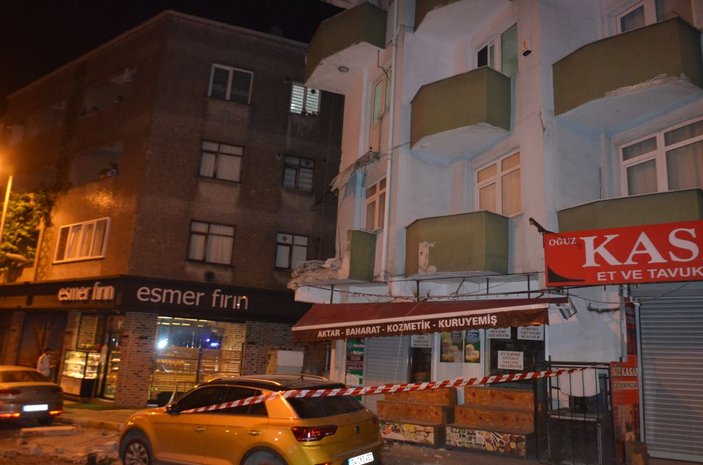 Avcılar'da 42 yıllık binanın iki balkonu çöktü -4