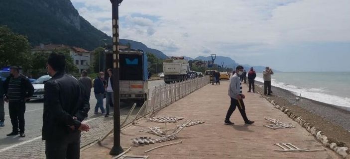 Direksiyon başında kalp krizi geçiren taksici, yoldan deniz kenarına uçtu -6