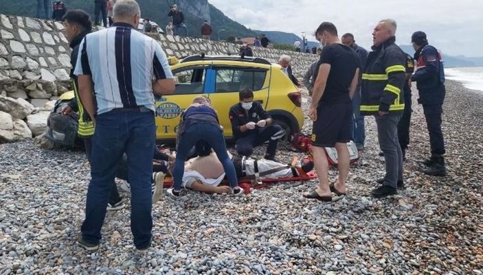 Direksiyon başında kalp krizi geçiren taksici, yoldan deniz kenarına uçtu -5
