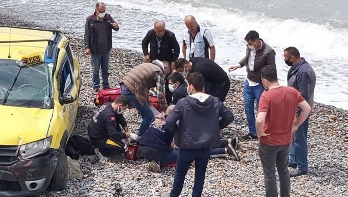 Direksiyon başında kalp krizi geçiren taksici, yoldan deniz kenarına uçtu -2