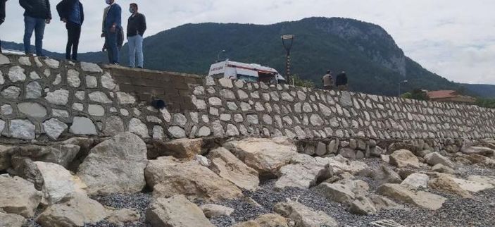 Direksiyon başında kalp krizi geçiren taksici, yoldan deniz kenarına uçtu -3