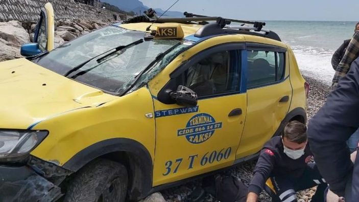 Direksiyon başında kalp krizi geçiren taksici, yoldan deniz kenarına uçtu -7