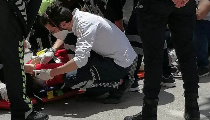 Direğe çarpan otomobildeki 4 genç kız yaralandı -8