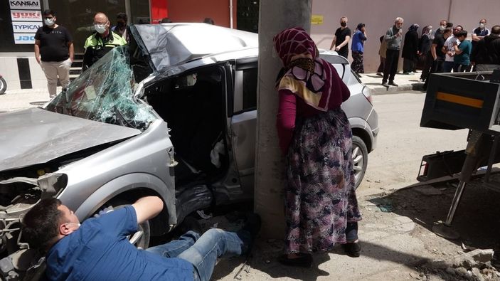 Direğe çarpan otomobildeki 4 genç kız yaralandı -2