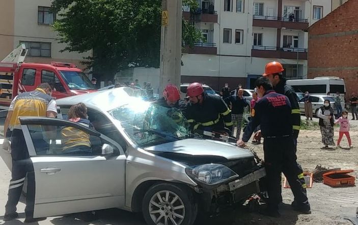 Direğe çarpan otomobildeki 4 genç kız yaralandı -6