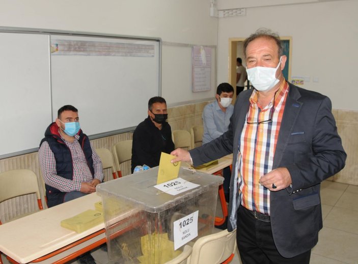 Kayseri'de seçmenlere, 'Yan binada sınav var, lütfen sessiz olalım' uyarısı  -1