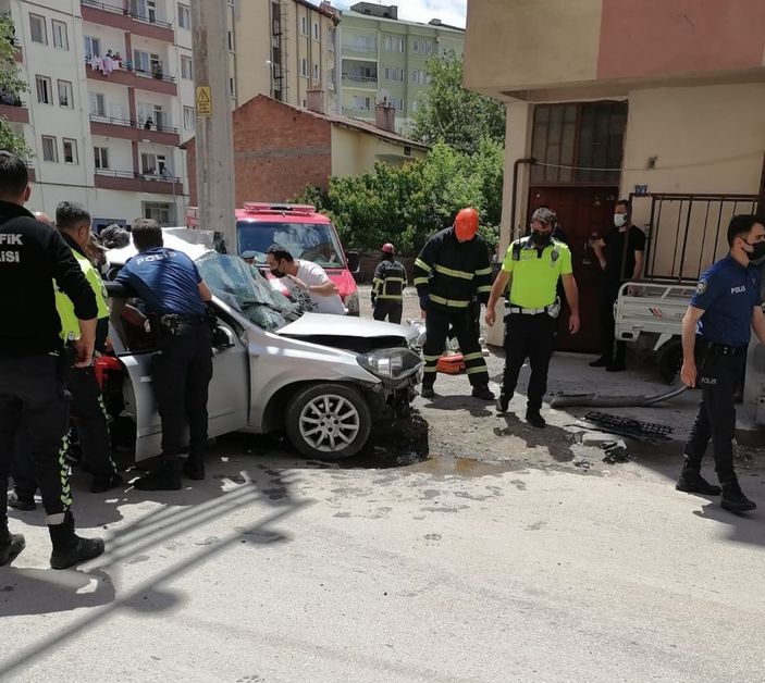 Direğe çarpan otomobildeki 4 genç kız yaralandı -9