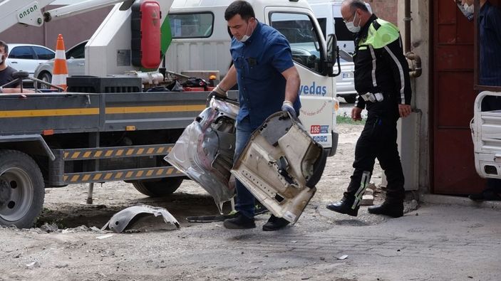 Direğe çarpan otomobildeki 4 genç kız yaralandı -3