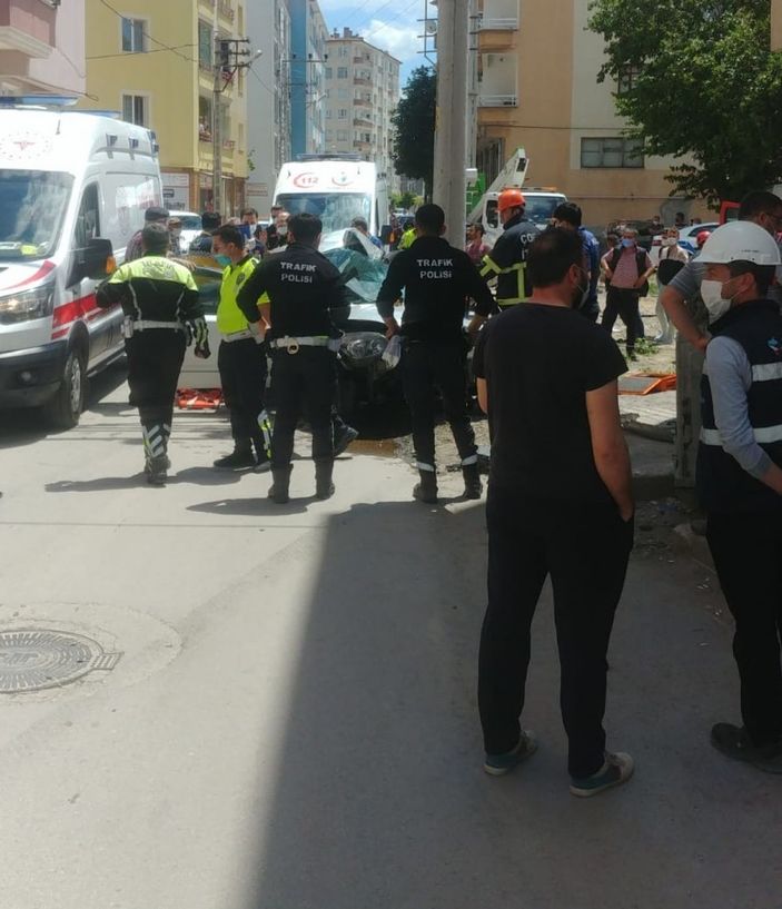 Direğe çarpan otomobildeki 4 genç kız yaralandı -7