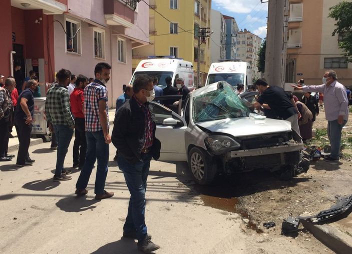 Direğe çarpan otomobildeki 4 genç kız yaralandı -1