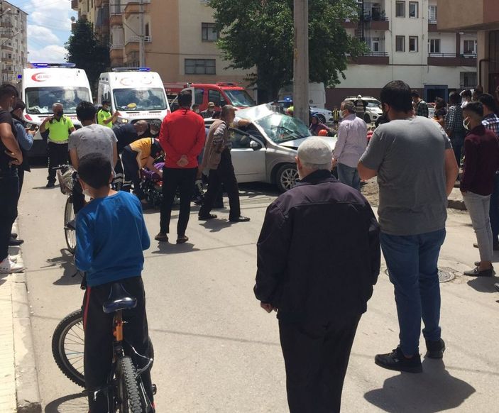 d Direğe çarpan otomobildeki 4 genç kız yaralandı -10