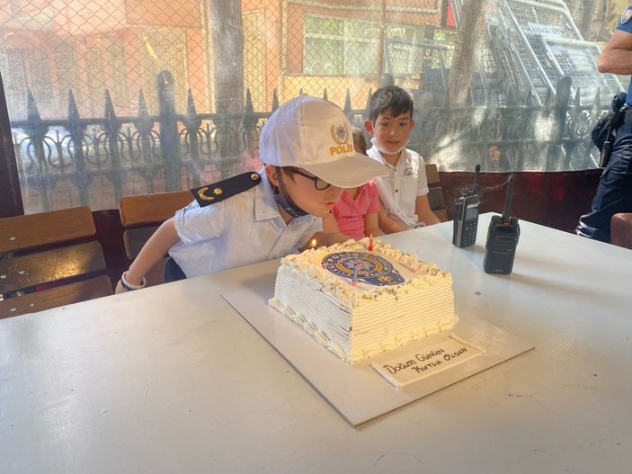 Maltepe'de 6'ncı yaş gününde Oğuzhan'a polisten doğum günü sürprizi -7