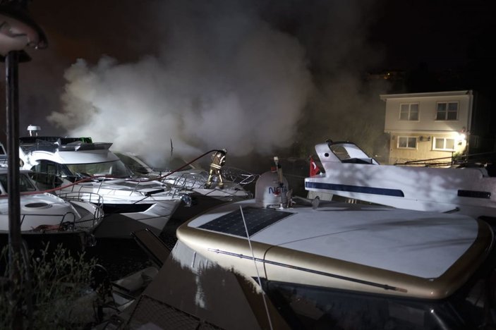 Beykoz Göksu Deresi'nde demirli yatta yangın çıktı -3