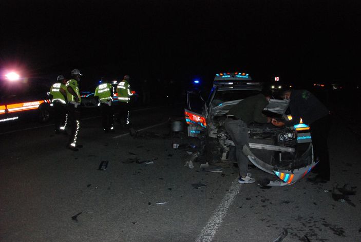 Ters şeride giren cip, jandarma aracıyla çarpıştı: 2'si asker 4 yaralı -2