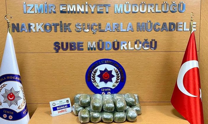 İzmir'de hafif ticari araçtaki 26 kilo uyuşturucuyu 'Mia' buldu -2