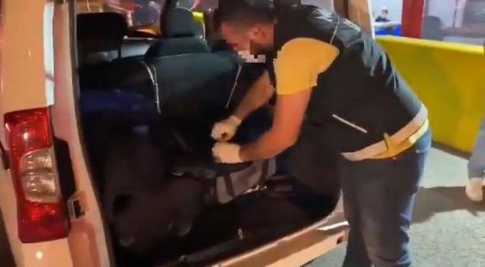 İzmir'de hafif ticari araçtaki 26 kilo uyuşturucuyu 'Mia' buldu -1