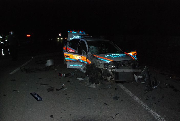 Ters şeride giren cip, jandarma aracıyla çarpıştı: 2'si asker 4 yaralı -3