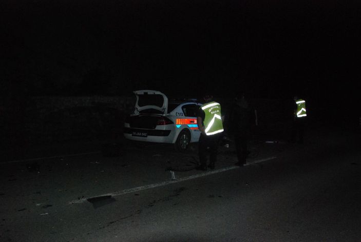 Ters şeride giren cip, jandarma aracıyla çarpıştı: 2'si asker 4 yaralı -4