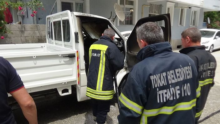 Kontağı kapatılırken alev alan kamyonet yandı -2