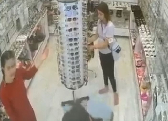 İş yerinden hırsızlık yapan şüpheliyi yakalayıp, polis teslim etti -3