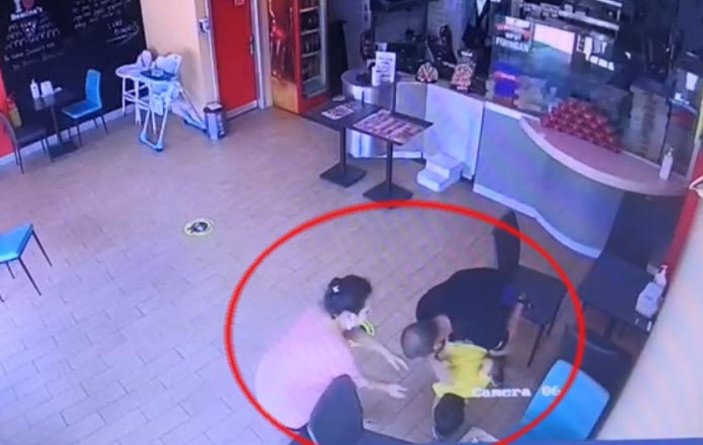 İzmir'de yemek yerken boğulmak üzere olan çocuğu işletme sahibi kurtardı