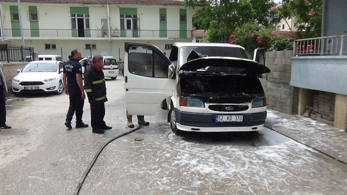 Kontağı kapatılırken alev alan kamyonet yandı -1