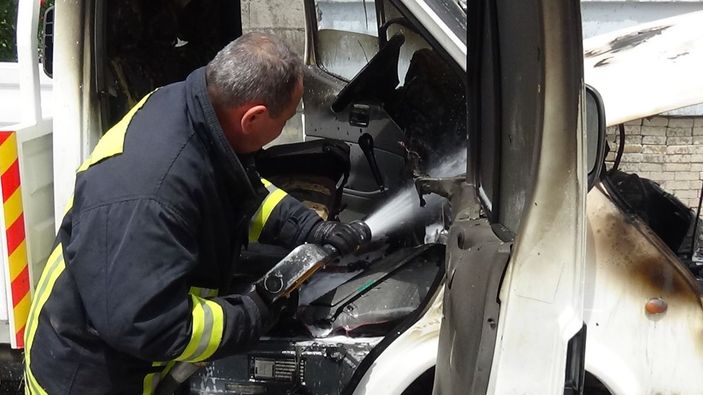 Kontağı kapatılırken alev alan kamyonet yandı -3