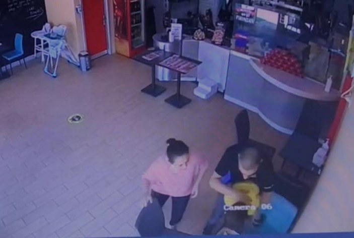 İzmir'de yemek yerken boğulmak üzere olan çocuğu işletme sahibi kurtardı