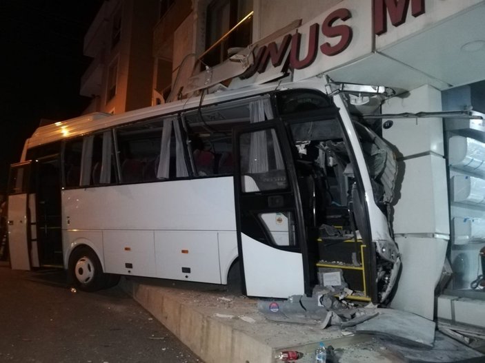 İzmir’de işçi servisi mobilya mağazasına daldı: 12 yaralı