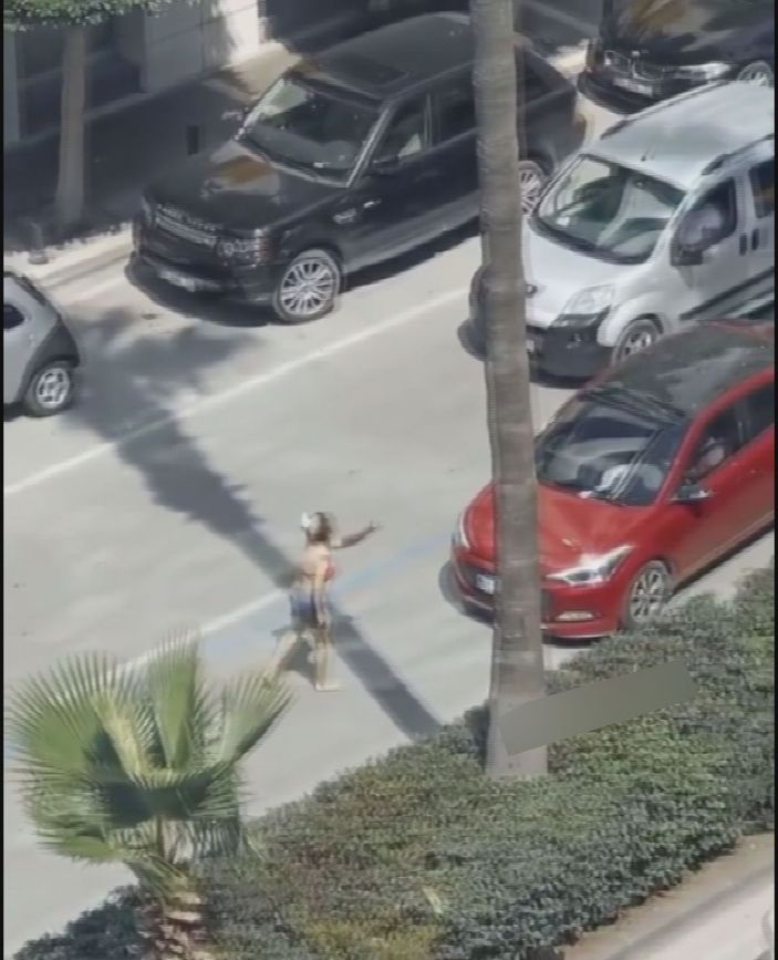 d Adana'da bir kadın işlek caddenin ortasına yattı