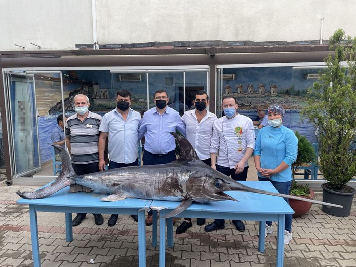 Saros Körfezi’nde yakalanan dev kılıç balığı ilgi gördü -2