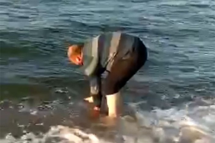 Sakarya'da gölde bulduğu yavru yunus balığını 200 metre koşarak denize bıraktı