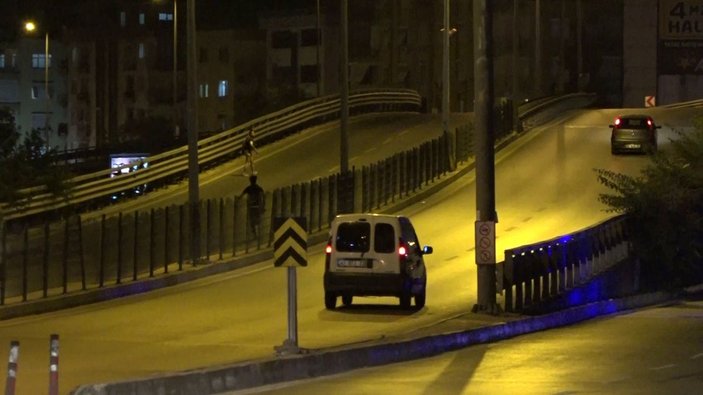 Antalya'da yaya üst geçidine çıkan kadın, trafiği alt üst etti