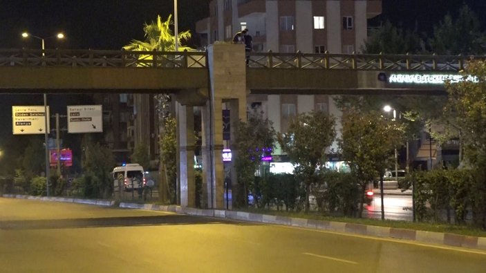 Antalya'da yaya üst geçidine çıkan kadın, trafiği alt üst etti