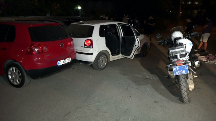 Antalya'da dur ihtarına uymayan ehliyetsiz genç sürücü 2 araca çarptı
