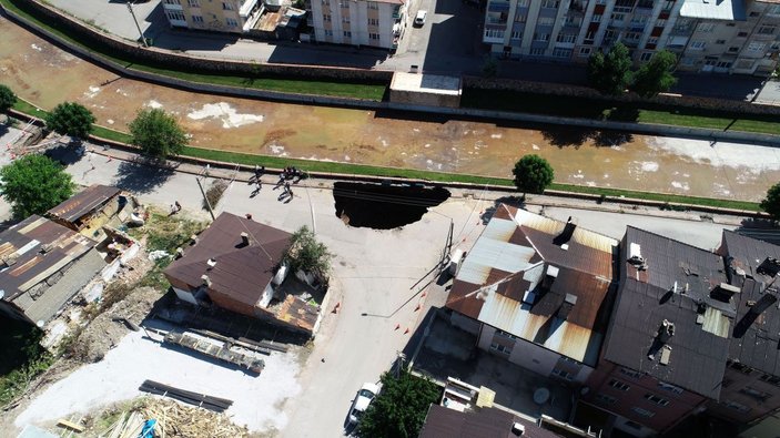 Sivas'ta çökmeyle oluşan 22 metrelik çukur taşlarla kapatılıyor -5