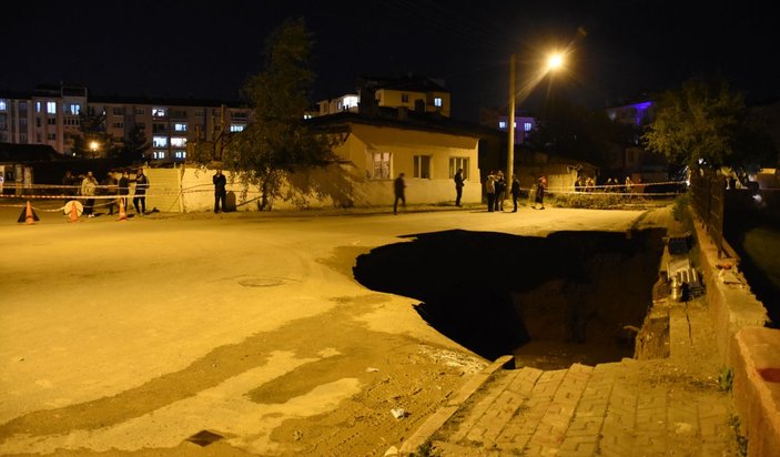 Sivas'ta çöken yolda 22 metrelik çukur oluştu -3