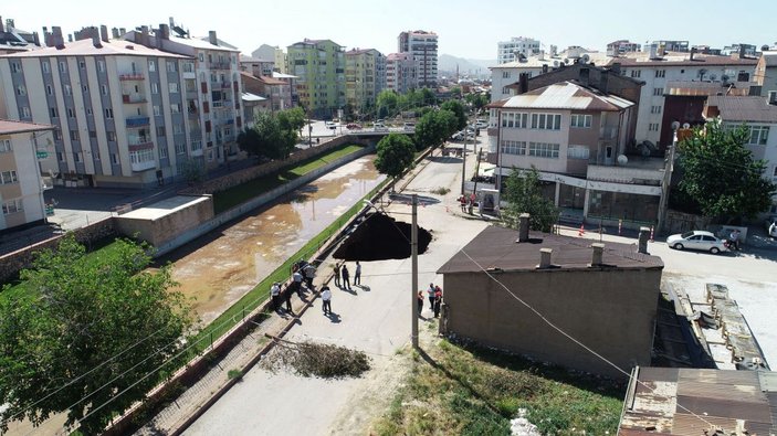 Sivas'ta çökmeyle oluşan 22 metrelik çukur taşlarla kapatılıyor -6