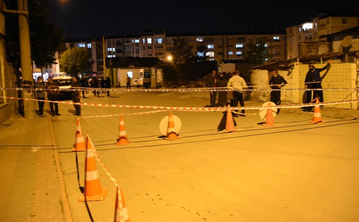 Sivas'ta çöken yolda 22 metrelik çukur oluştu -10