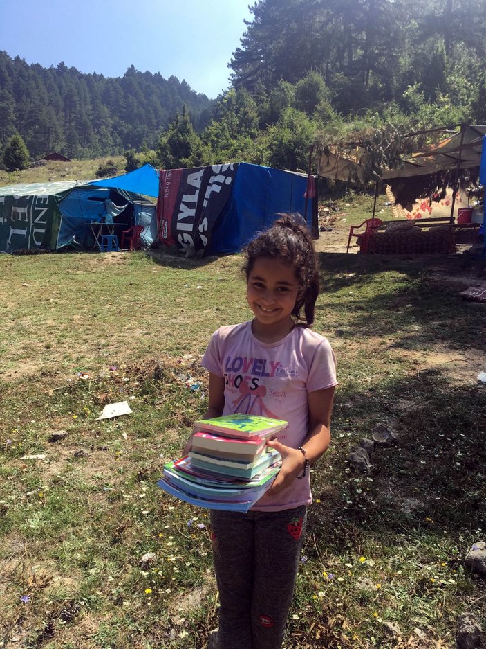 Çocuklar okusun, diye okul ve çadırlara kitaplıklar kuruyor -8