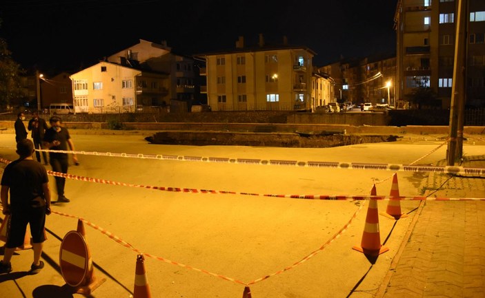 Sivas'ta çöken yolda 22 metrelik çukur oluştu -5