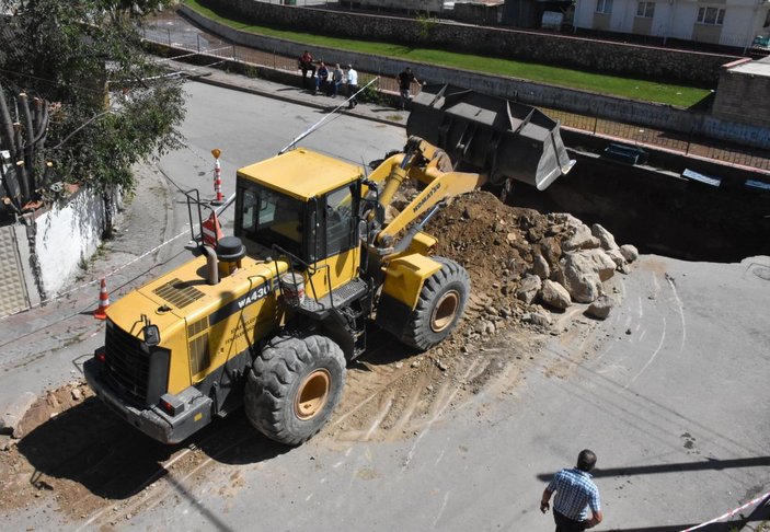 Sivas'ta çökmeyle oluşan 22 metrelik çukur taşlarla kapatılıyor -7