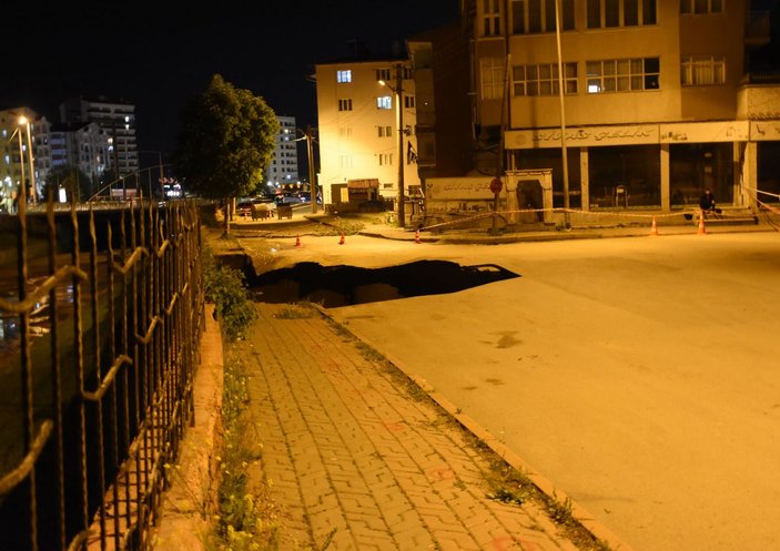 Sivas'ta çöken yolda 22 metrelik çukur oluştu -7