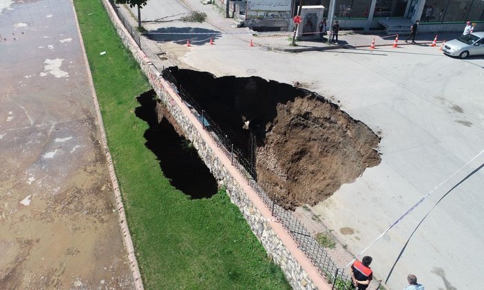 Sivas'ta çökmeyle oluşan 22 metrelik çukur taşlarla kapatılıyor -2